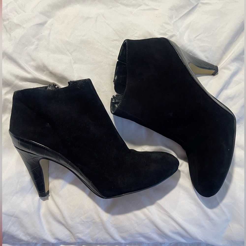 Bella Vita Suede booties